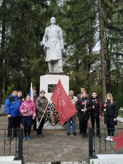 Митинг и возложение цветов к памятнику.