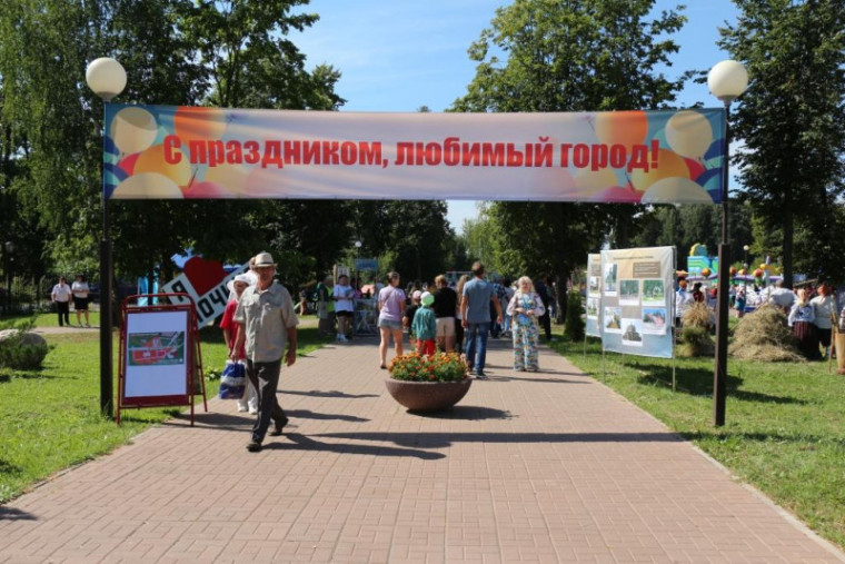 Поздравление Главы муниципального образования "Починковский район" Смоленской области А.В. Голуба с Днем города Починка.
