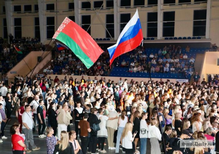 Смоляне отмечают День единения народов России и Беларуси.